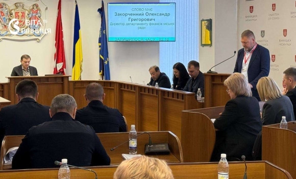 Депутати голосують за рішення на засіданні сесії Вінницької міської ради у сесійній залі Депутати голосують за рішення на засіданні сесії Вінницької міської ради у сесійній залі