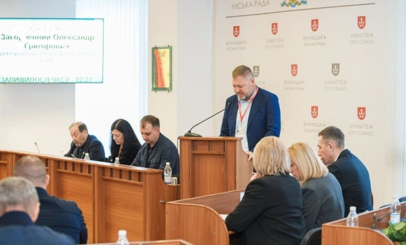 Депутати Вінницької міської ради голосують за зміни до бюджету громади на пленарному засіданні сесії