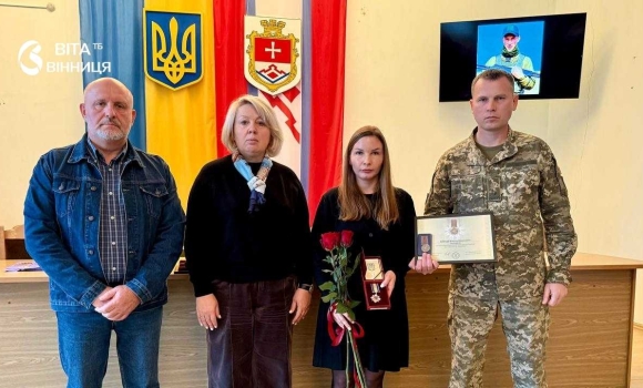 Державні нагороди полеглих захисників у коробочках у руках рідних під час вручення в Бершаді Державні нагороди полеглих захисників у коробочках у руках рідних під час вручення в Бершаді