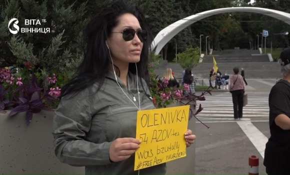 Десятки вінничан вшанували хвилиною мовчання загиблих в Оленівці