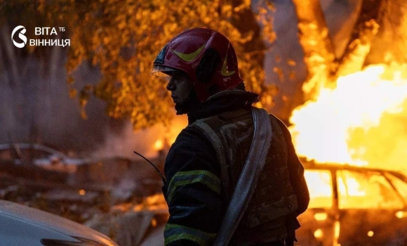 Дев'ять місяців очікування у Ладижині досі відновлюють будинок після ворожого удару Дев'ять місяців очікування у Ладижині досі відновлюють будинок після ворожого удару