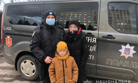 У Вінниці нетвереза матір залишила 6-річного хлопчика на зупинці транспорту