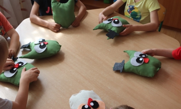 Діток з дитячого будинку Вінниці навчили робити м'яку іграшку "Совеня"
