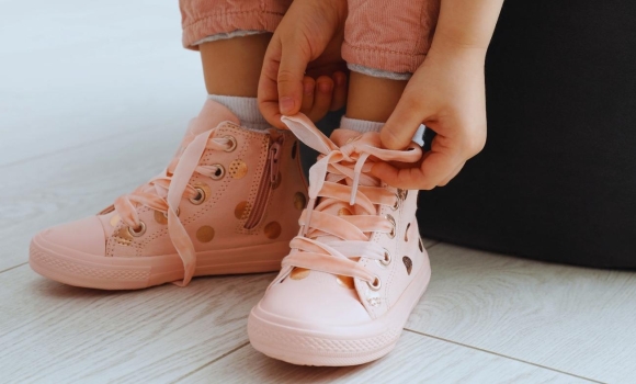 Діти мають право на дитинство дитяче взуття для тих, хто зараз потребує підтримки