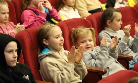 Дітям із територіальних громад Вінниччини презентували новорічну театральну прем'єру Дітям із територіальних громад Вінниччини презентували новорічну театральну прем'єру