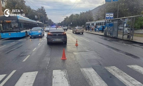 Дівчина переходила у Вінниці дорогу на червоне світло та потрапила під колеса авто Дівчина переходила у Вінниці дорогу на червоне світло та потрапила під колеса авто