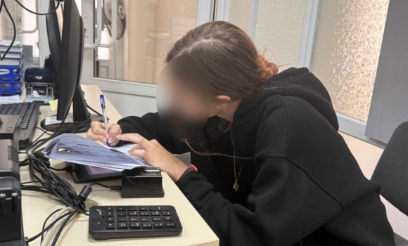 Дівчина з тимчасово окупованої території отримала у Вінниці свій перший паспорт