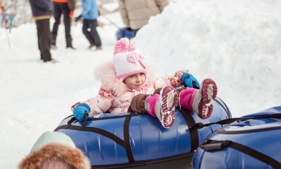 Вінницький тюбінг-парк влаштував для дітей переселенців безкоштовні катання