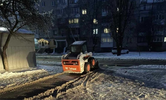 Для обробки вінницьких вулиць від ожеледиці залучили 34 спецмашини