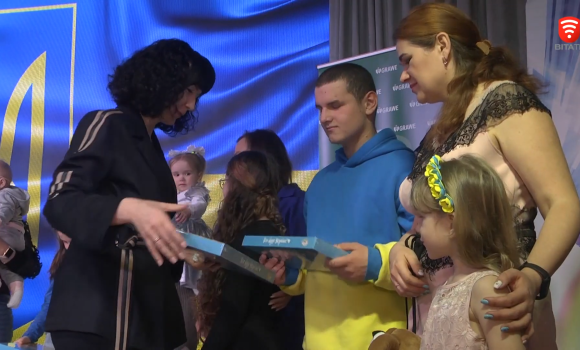 Для підтримки дітей і дружин загиблих захисників, у Вінниці провели благодійний вечір «Дотик янгола»