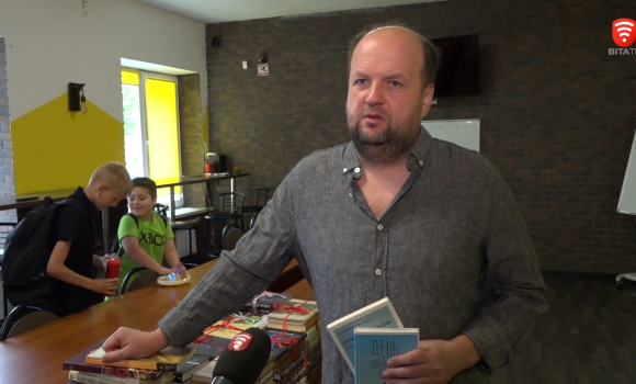 Для українських оборонців, які проходять реабілітацію, Подільська громада зібрала книги