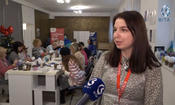 Для вінничан влаштували майстер-клас з розпису новорічних іграшок