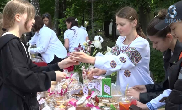 До Дня Героїв вінницький ліцей №2 влаштував благодійний ярмарок - зібрали понад 100 тис. грн