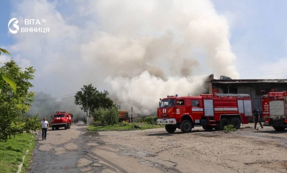 До ліквідації наслідків ворожої атаки в Гайсині залучили 22 одиниці сецтехніки До ліквідації наслідків ворожої атаки в Гайсині залучили 22 одиниці сецтехніки