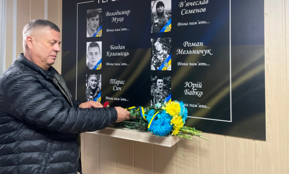До меморіалу загиблих студентів та випускників вінницького вишу лягли живі квіти