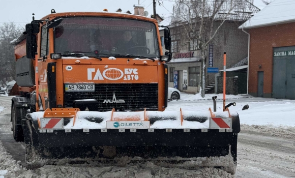 До прибирання снігу у Вінниці задіяні десятки спецмашин та понад дві сотні людей