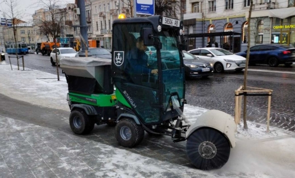 До прибирання Вінниці від снігу долучили понад 50 одиниць спецтехніки