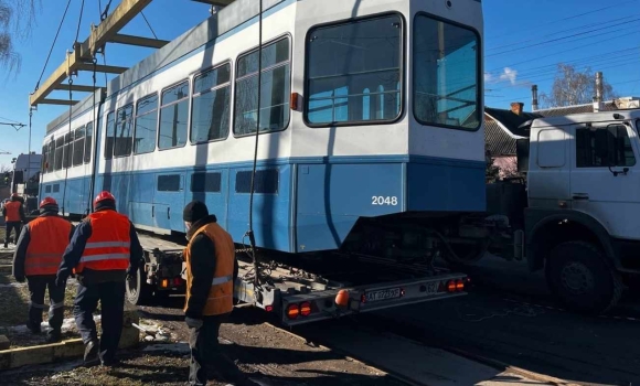 До трамвайного депо Вінниці доставили ще один швейцарський вагон Tram 2000