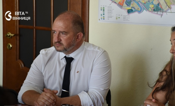 До Вінниці приїхав мер французького Бессьєра, який рятував біженців До Вінниці приїхав мер французького Бессьєра, який рятував біженців
