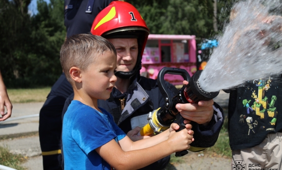 Домедична допомога, мінна безпека рятувальники провели безпековий захід для малечі