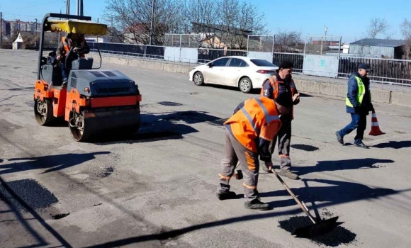 Дорожні бригади охоплюють аварійним ремонтом дедалі більше вулиць Вінниці