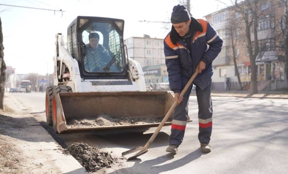 Дорожні служби Вінниці зібрали понад 1800 тонн вуличного змету
