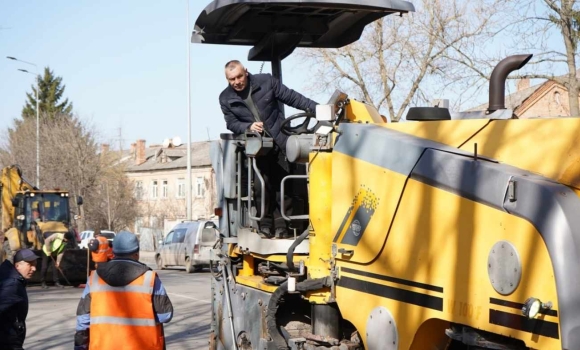 Дорожні служби Вінниці вже переходять від аварійного до сезонного ремонту доріг