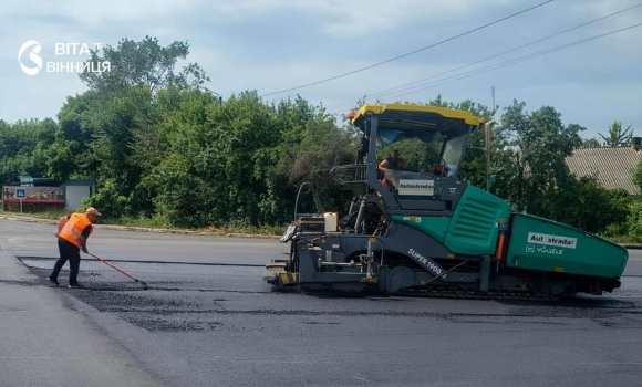 Дорожники Вінниччини оновлюють покриття на трасах Н-02 та Р-33 Дорожники Вінниччини оновлюють покриття на трасах Н-02 та Р-33