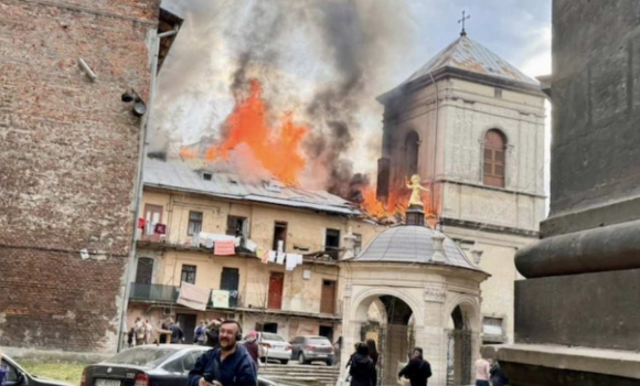 Дрони атакували центр Львову, горить будинок в центрі міста