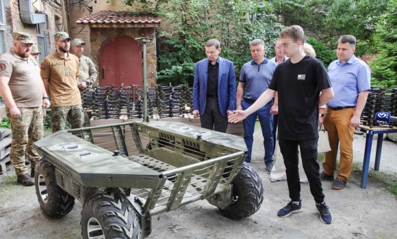 Дрони та роботизований комплекс для перевезень на лінії зіткнення вінничани підсилили ще три бригади