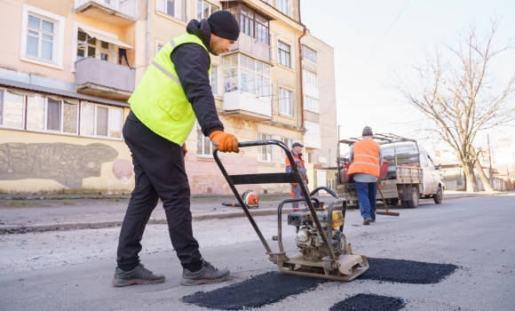 Другий тиждень поспіль у Вінниці проводять поточний ремонт доріг
