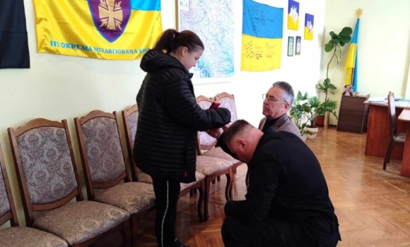 Дружина загиблого воїна з Тульчинщини отримала посмертну нагороду свого чоловіка Дружина загиблого воїна з Тульчинщини отримала посмертну нагороду свого чоловіка