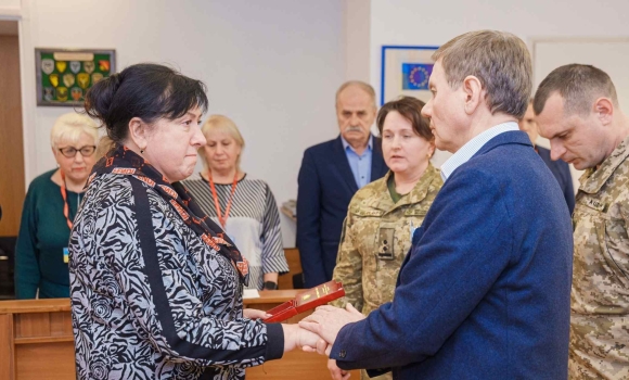Дружині воїна Миколи Гречуна вручили у Вінниці посмертну відзнаку чоловіка