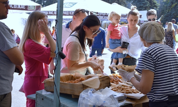 День Вінниці: у центральному парку триває фестиваль вуличної їжі