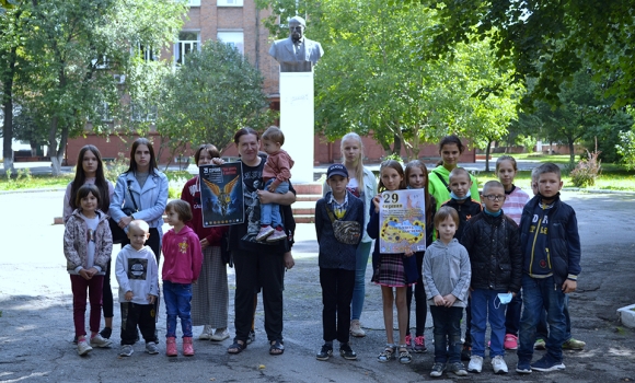 Юним вінничанам, які опинилися у складних життєвих обставинах, зробили подарунки до школи