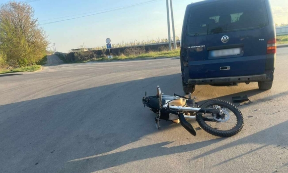 ДТП на Сабарівському шосе 20-річна вінничанка на мотоциклі протаранила мікроавтобус
