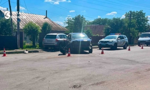 ДТП у Бершаді після зіткнення двох авто медики допомагали водійці Jeep ДТП у Бершаді після зіткнення двох авто медики допомагали водійці Jeep