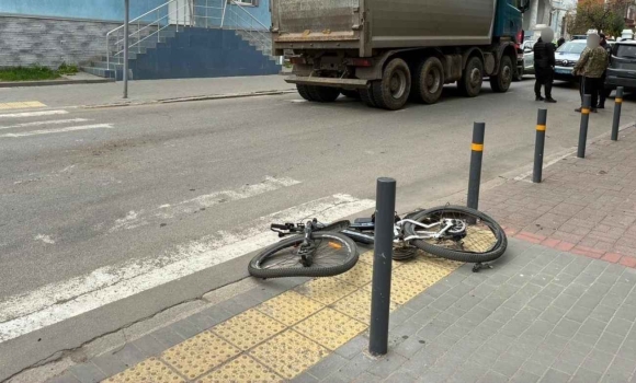 ДТП у центрі Вінниці вантажівка Scania збила 16-річного хлопця на «зебрі»