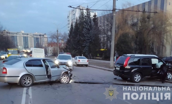 У Вінниці зіштовхнулись позашляховик Nissan та Skoda: є постраждалі