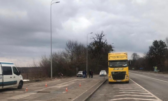Неподалік Немирова водій вантажівки травмував на дорозі працівника Укртрансбезпеки