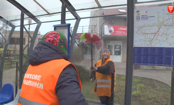 Душ із пінкою вінницькі комунальники вимили майже всі міські зупинки громадського транспорту