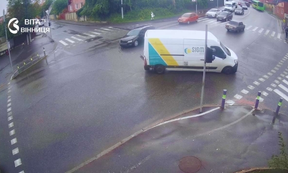 Два авто не розминулися на перехресті Данила Нечая та Дубовецької у Вінниці Два авто не розминулися на перехресті Данила Нечая та Дубовецької у Вінниці