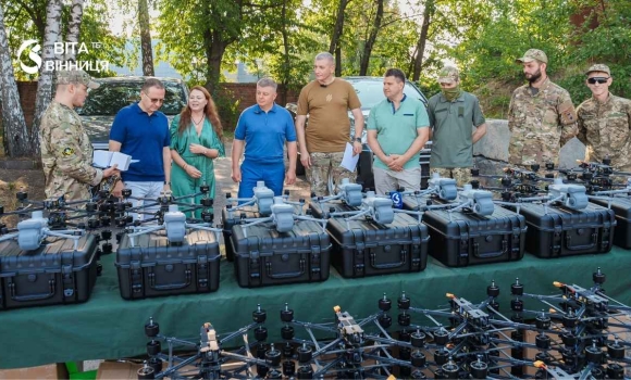 Два автомобілі та десятки дронів отримали захисники від вінницької громади