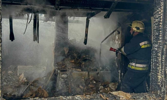 Два легкових автомобілі та комбайн згоріли на Вінниччині за добу