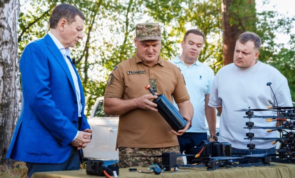 Дві потужні автівки та 200 FPV-дронів передала Вінниця нацгвардійцям