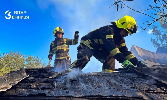 Дві тонни сіна згоріли на Вінниччині вогонь перекинувся на дах господарської будівлі