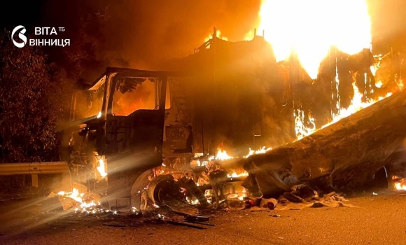 Дві вантажівки та легковик загорілися на Вінниччині за добу