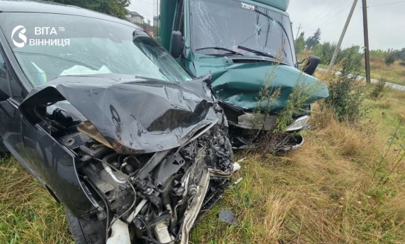 Двоє в лікарні, ще одна пасажирка відмовилася від госпіталізації після аварії під Вінницею Двоє в лікарні, ще одна пасажирка відмовилася від госпіталізації після аварії під Вінницею
