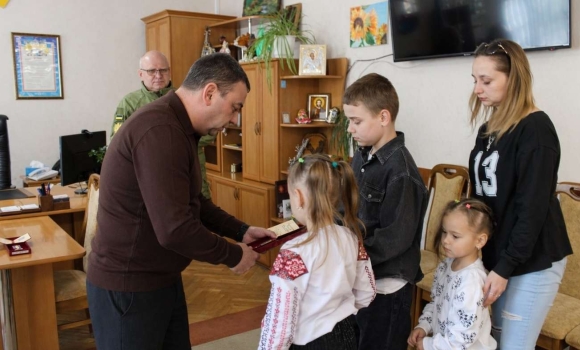 Двоє захисників з Вінниччини удостоєні нагород посмертно. Ордени отримали рідні Героїв