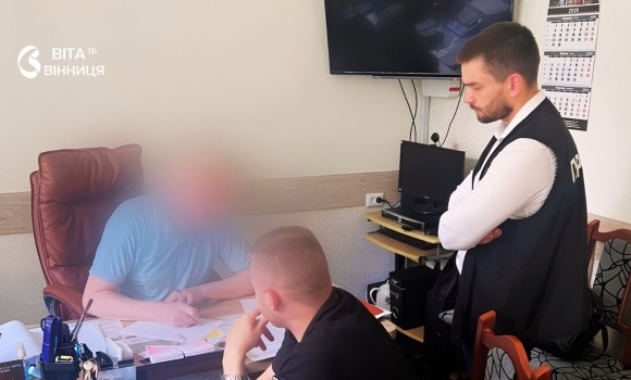 Директору лікарні на Гайсинщині повідомили підозру незаконні надбавки завдали мільйон збитків Директору лікарні на Гайсинщині повідомили підозру незаконні надбавки завдали мільйон збитків